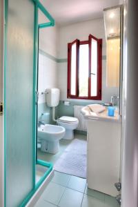 リド・ディ・イエゾロにあるDaina Residenceのバスルーム(トイレ、洗面台、シャワー付)