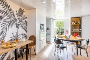a kitchen and dining room with a table and chairs at Chambres d'hôtes Le Boiziller in Saint-Michel-Mont-Mercure