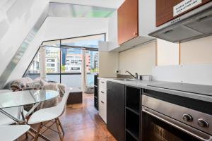 Η κουζίνα ή μικρή κουζίνα στο Melb cbd -suite loft city views MarvelStadium FreeTramZone