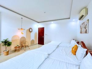 una camera da letto con un letto con un orsacchiotto sopra di Hà Đan Hotel - Bãi Sau Vũng Tàu a Vung Tau