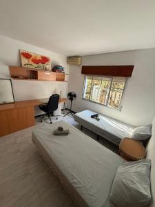 En eller flere senge i et værelse på Huis met zwembad