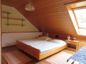 マリアプファルにあるGästehaus Macheinerの木製の部屋にベッド1台が備わるベッドルーム1室があります。