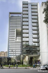 a tall building with many windows on the side of it at Luxo Setin Downtown República SP in Sao Paulo