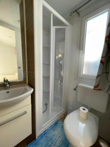 Ένα μπάνιο στο I Faraglioni Bungalow & Area Camper