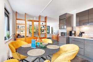 a kitchen and dining room with a table and chairs at Ferienwohnung Eliza in Steinhude +18 photos