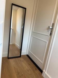 a mirror next to a door in a room at Tante Bed 44A in Voorschoten