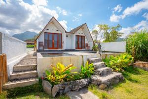 クブペンロカンにあるAnd Dita Glampingの植物がたくさん立ち並ぶ家 +14枚の写真