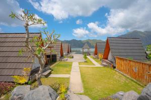 クブペンロカンにあるAnd Dita Glampingのいくつかの建物と木がある庭園