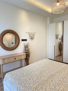 un dormitorio con una cama y un espejo en Beautiful with privat garden, en Alanya