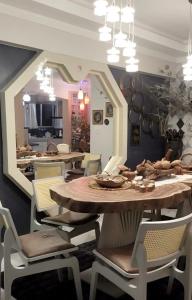 a dining room with tables and chairs and a mirror at Avenida Brasil, Balneário Camboriú in Balneário Camboriú