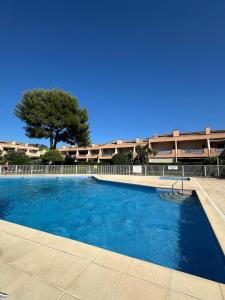 勒普拉代Appartement Hélène 200m plage, piscine et terrain de tennis的建筑物前有一个大型游泳池。