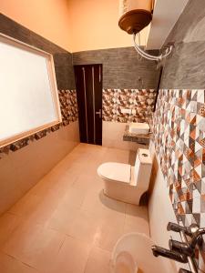 Ένα μπάνιο στο Sitara Scenic Mountain View Hotel & Resort, Mussoorie - Luxury Rooms with open Rooftop Cafe