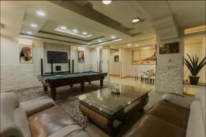 Televisyen dan/atau pusat hiburan di AmorFati Hotel Yerevan