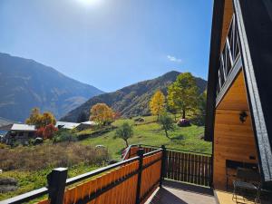 (( Gergeti ))Gergeti Twins - Cottages的山景阳台