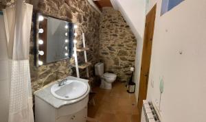 Baño de piedra con lavabo y aseo en Masia Sa Calma - La Tribu, en San Martín Sacalm 34 fotos más