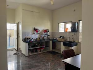 Kuchyň nebo kuchyňský kout v ubytování Madhubani homestay Mysore