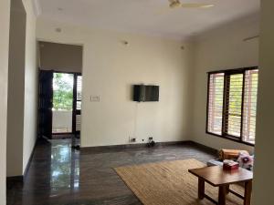 TV a/nebo společenská místnost v ubytování Madhubani homestay Mysore