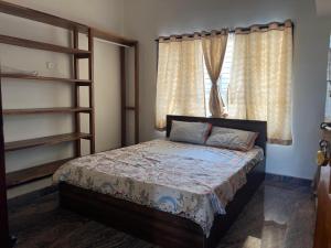 Postel nebo postele na pokoji v ubytování Madhubani homestay Mysore