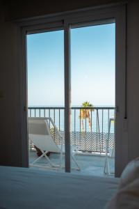 Una habitación con balcón con vista al mar. en Rincón de la Caleta, en La Herradura