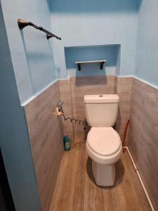 Un baño con un inodoro blanco en una habitación. en The Baluarte, en Maasin