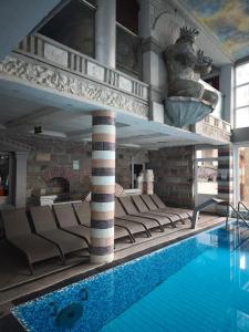 una piscina in un hotel con una grande piscina di Sokoterme Hotel a Soko Banja Altre 84 foto