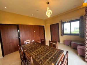 Posezení v ubytování Hari's Abode by Nitya Eco Living - Where Parikrama Becomes a Way of Living + 14 fotografií