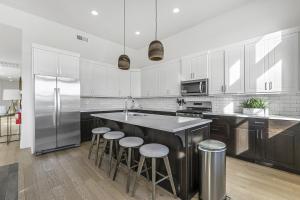 Una cocina o cocineta en Tee for Two condo