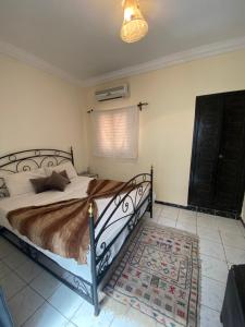 Cama ou camas em um quarto em Riad Ayiss piscine palmeraie