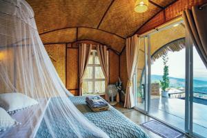 Ban Thung Phan HaにあるดานบนดินCampingのベッドルーム(蚊帳付きのベッド付)