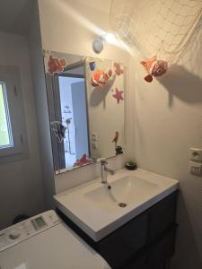 ein Badezimmer mit Waschbecken und Spiegel in der Unterkunft maison Disney family pour 14 personne a 5 mm de Disney in Magny-le-Hongre