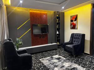 TV a/nebo společenská místnost v ubytování Sky Dew Hotel & Apartments