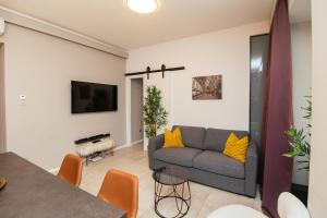 una sala de estar con un sofá y una mesa en St Marks boutique apartament, en Zagreb
