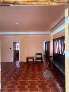 una sala de estar vacía con sofá y mesa en Paypay Resthouse, en San Francisco