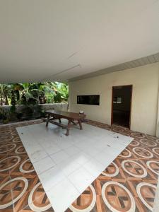 Una habitación grande con una mesa de madera sobre una alfombra. en Paypay Resthouse, en San Francisco