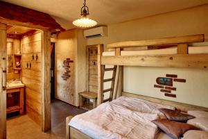 Ένα ή περισσότερα κρεβάτια σε δωμάτιο στο Gostilnica Orle - Sleeping in the tower +12 φωτογραφίες