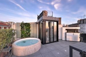 Una bañera situada encima de un patio. en House with rooftop Eiffel Tower view, en París