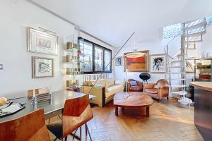 una sala de estar con una mesa y sillas en House with rooftop Eiffel Tower view, en París