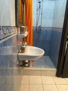 Um banheiro em Riad Ayiss piscine palmeraie mais 18 fotos