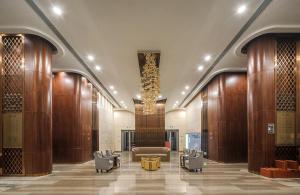 vestíbulo con sofá y sillas en un edificio en Ouchen International Administrative Mansion Himalaya Branch, Nanbin Road, Chongqing, en Nan'an