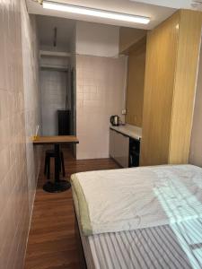 una camera da letto con un letto e un tavolo in una stanza di 旅居1号 a Hong Kong