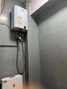 e bagno con doccia e servizi igienici. di 旅居1号 a Hong Kong
