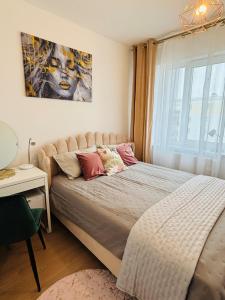 Ένα ή περισσότερα κρεβάτια σε δωμάτιο στο Lotus apartament Glam 2 pokoje garaż