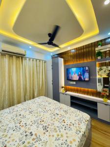 Ένα ή περισσότερα κρεβάτια σε δωμάτιο στο Love Nest & Stay