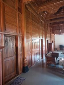 Un televizor și/sau centru de divertisment la Villa Ndalem Pendowoharjo Jogja