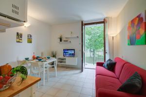 Μια τηλεόραση ή/και κέντρο ψυχαγωγίας στο Budget Village Apartments - Porto Letizia +74 φωτογραφίες