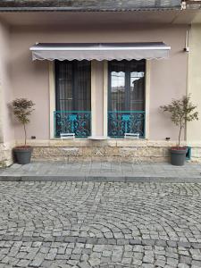 two chairs and an umbrella in front of a building at Apartment Felix Varla in Kutaisi