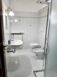 Ένα μπάνιο στο Apartment in Gavi near Serravalle Outlet +21 φωτογραφίες