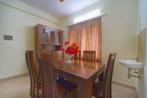 Η κουζίνα ή μικρή κουζίνα στο Chakraa Hotels Saravanampatti