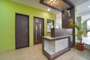 Ένα ή περισσότερα κρεβάτια σε δωμάτιο στο Chakraa Hotels Saravanampatti