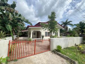 una casa con una valla roja delante de ella en Paypay Resthouse, en San Francisco